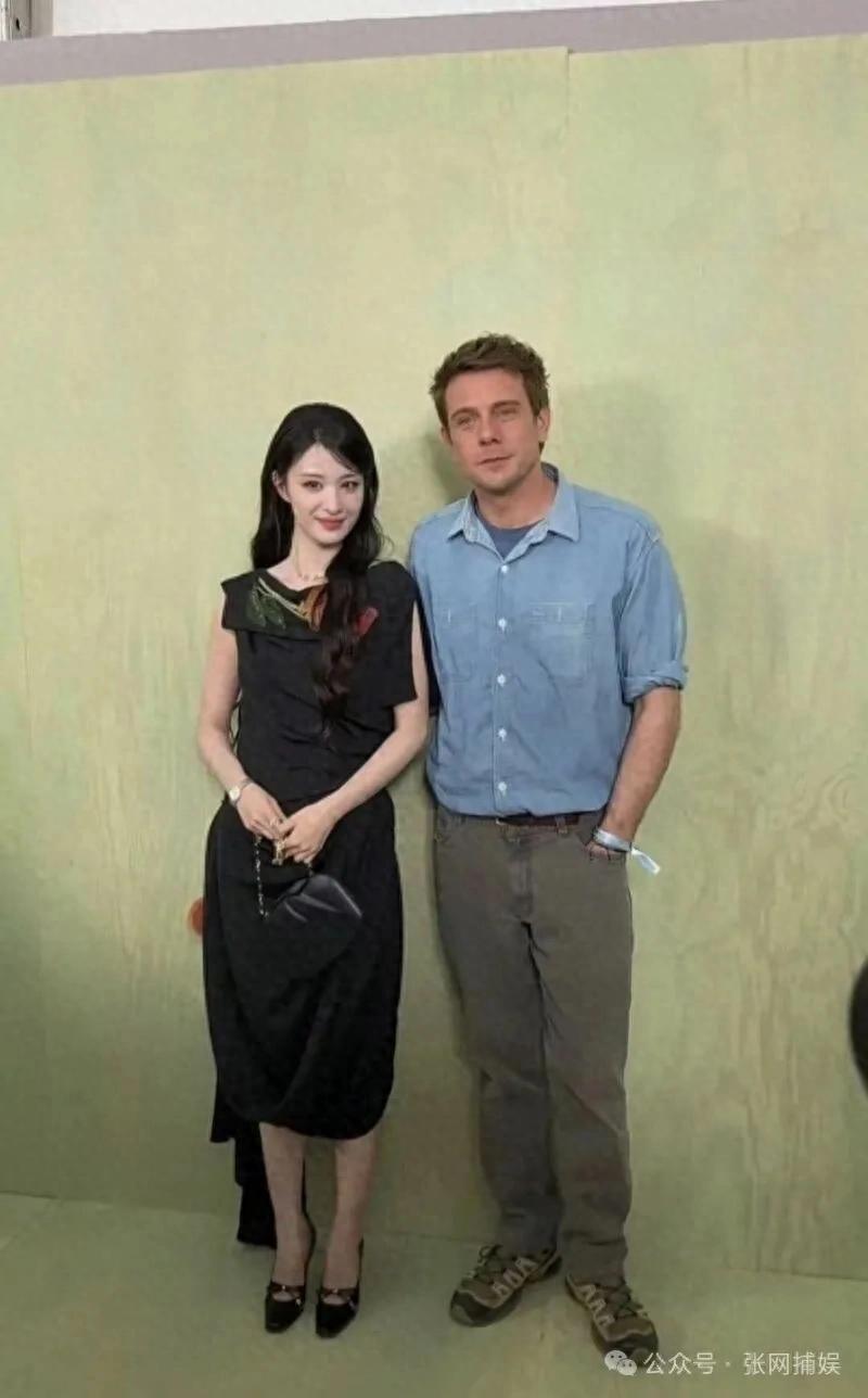 王楚然见设计师全英文交流，网友感叹：丑裙子也能穿出明媚的感觉