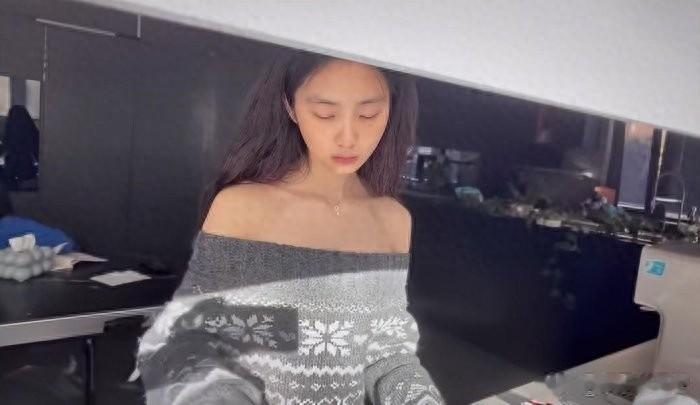 黄多多从当年的软萌闺女，如今长成了大姑娘，正脸比妈妈更漂亮