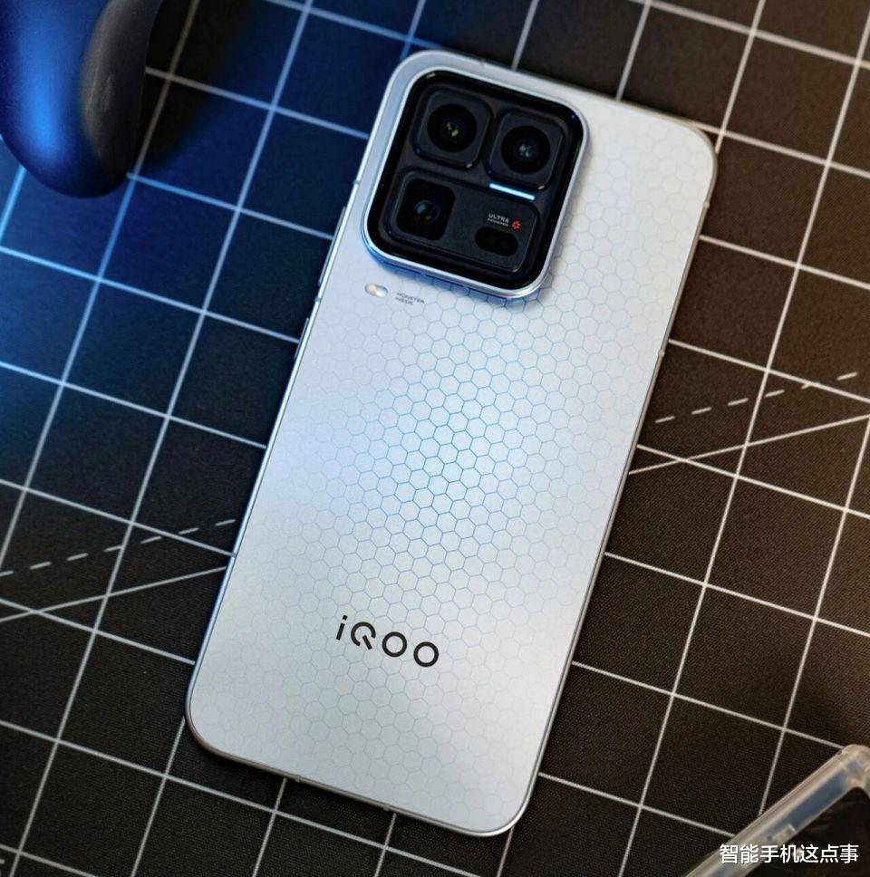 iQOO 16突然曝光：200MP主攝+50MP潛望，但可能只此一杯