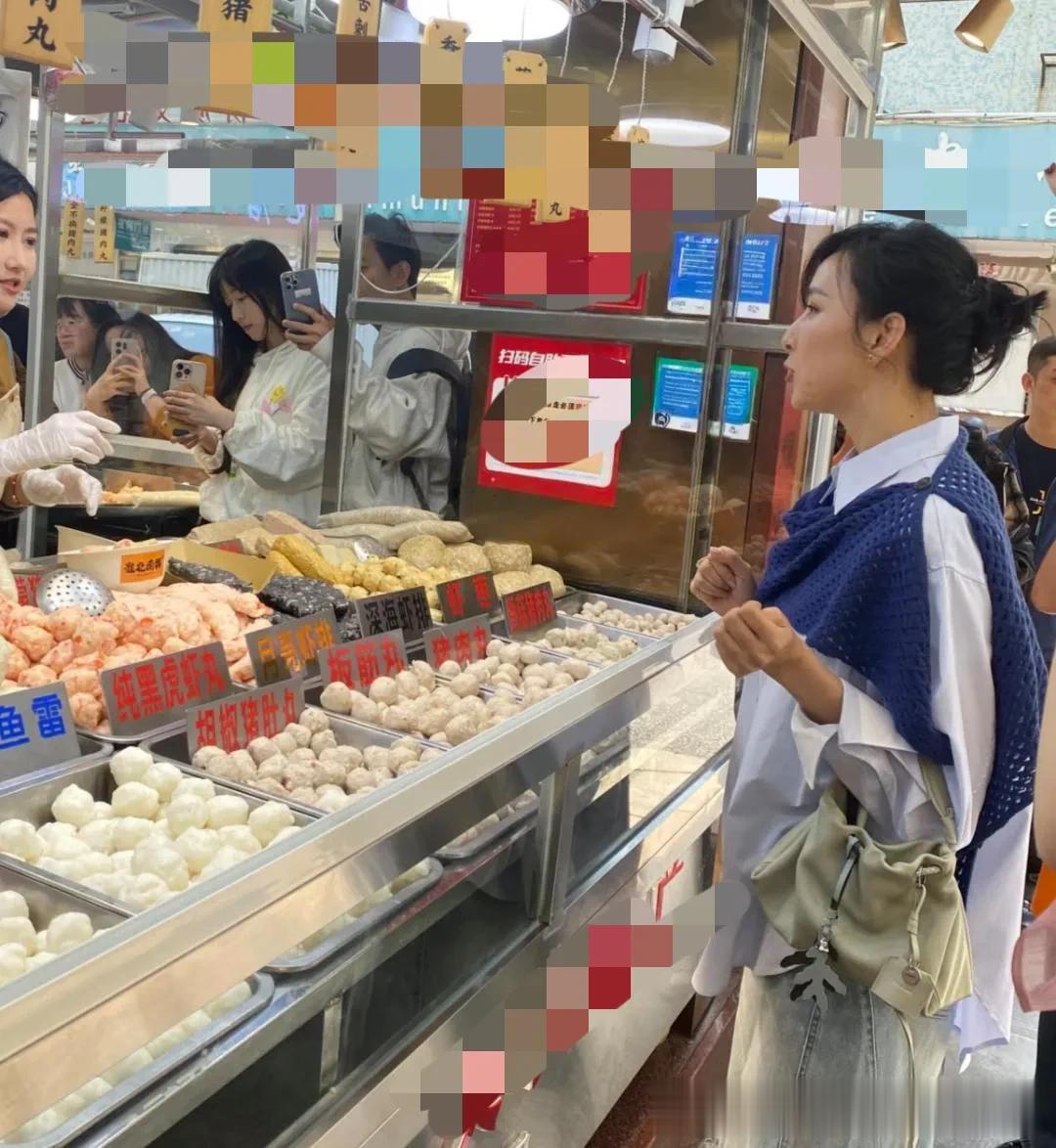 48岁胡静去潮汕逛菜市场,她扎着丸子头,背着名牌包气质非常好