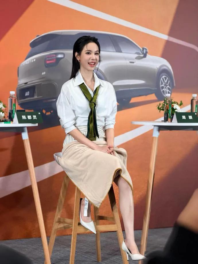 陈都灵小腿好亮好光滑，不过高跟鞋真大