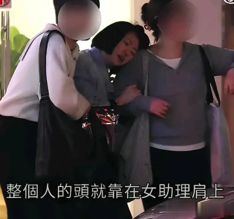 哭到需两人搀扶！小S这一哭，道尽没大S的余生难！汪小菲早翻篇了