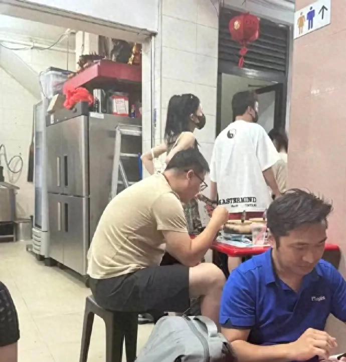 王思聪在新加坡吃田鸡粥，红裤配白衫土味十足，身旁美女酷飒抢镜
