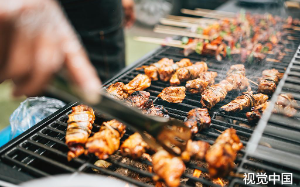 小伙当街拿枪指人，叫嚣我爸是县长，县长到了直接跪地求饶，素人竟是新上马的书记！