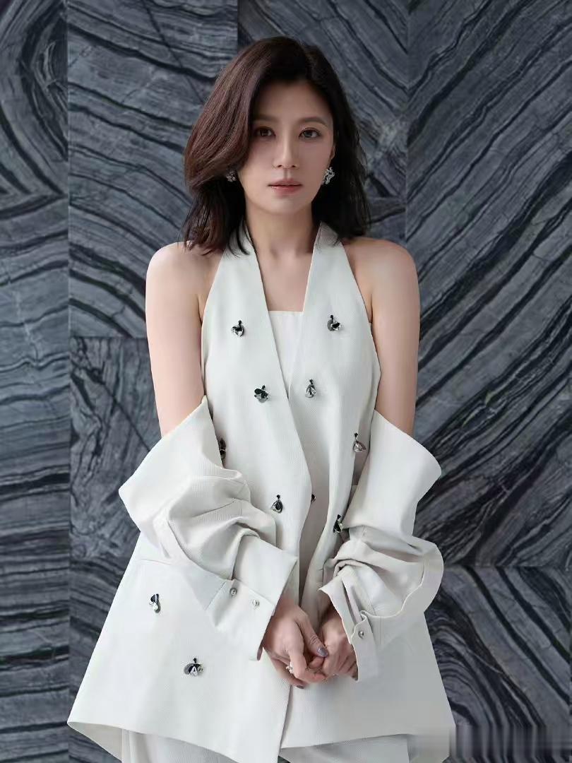 贾静雯身穿白色西装搭配高级又优雅,举手投足间尽展女神风范