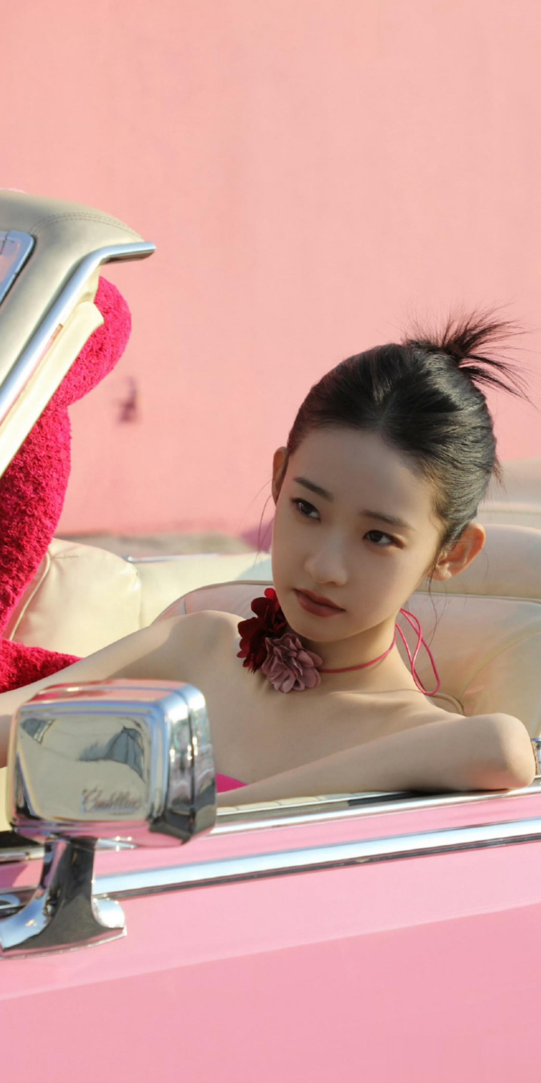 张艺凡初夏穿搭，红粉少女。