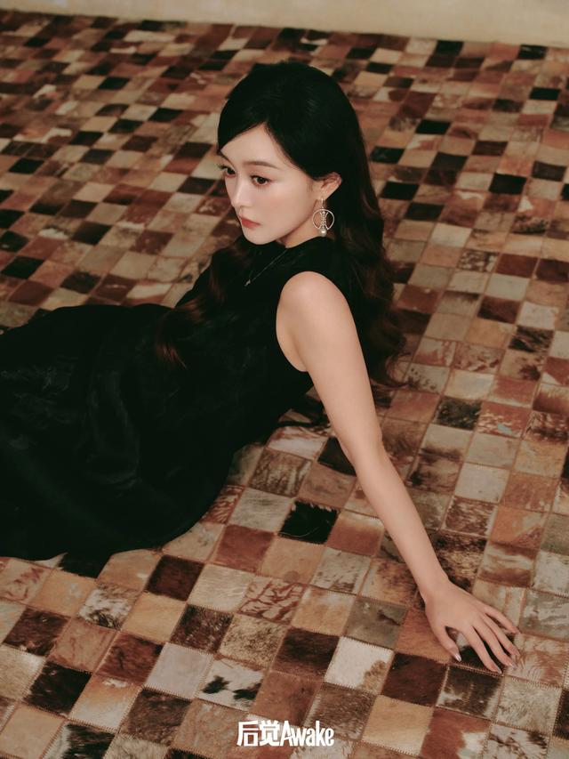 重庆，演员何泓姗，美脚丫