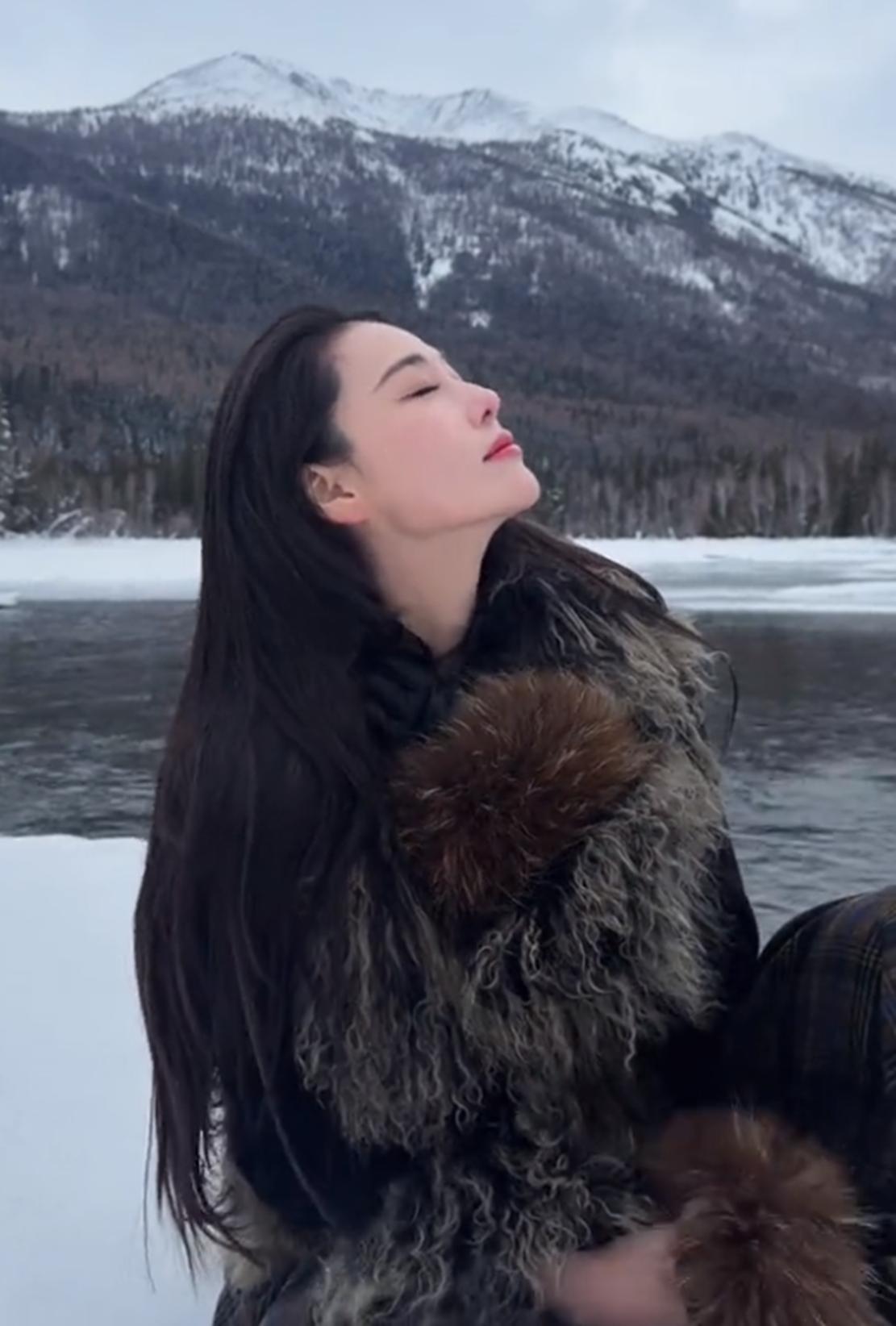 张馨予新疆度假，何捷为爱妻拍照沦陷在她美貌中，直夸老婆五官好