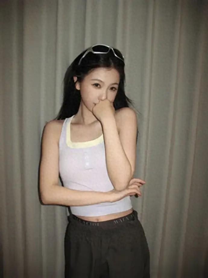 虞书欣用浅紫色系+低腰工装裤，拍出又甜又酷的松弛感