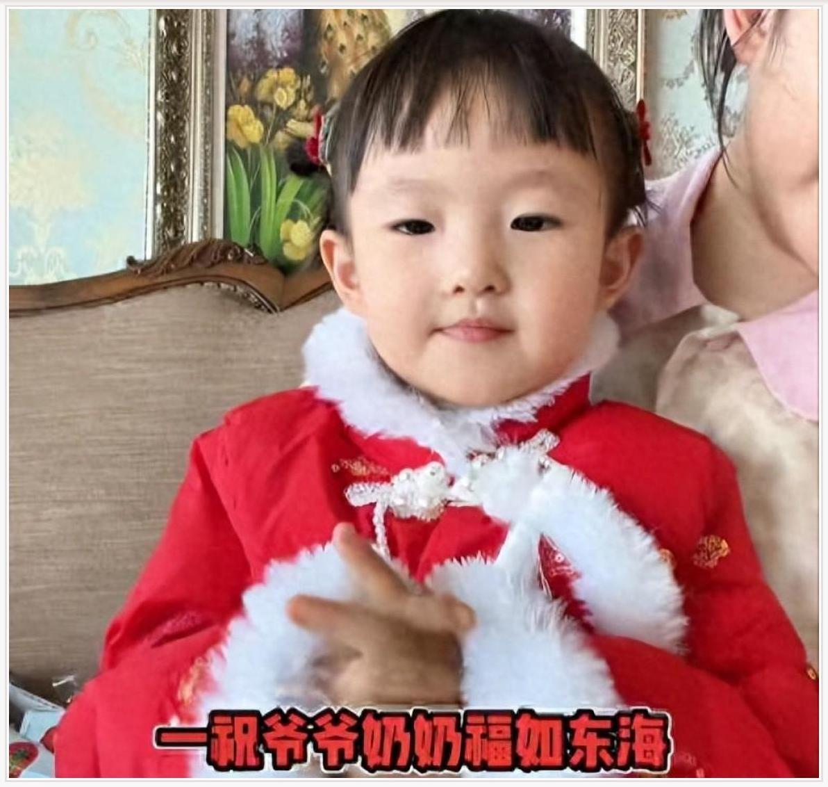 闪闪鼓掌唱祝福爷爷奶奶，黄一鸣偷笑，王思聪一家冷到骨子里