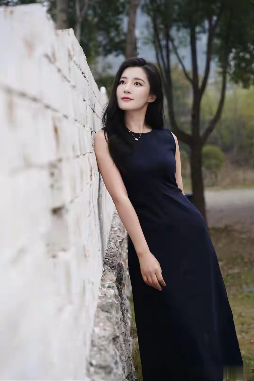 林瑾希藏蓝针织裙造型刷屏