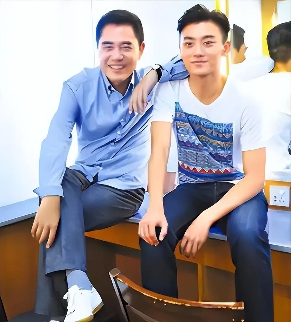 陈宝国近况令人揪心！发福显老像80岁，独子43岁不结婚是唯一心病