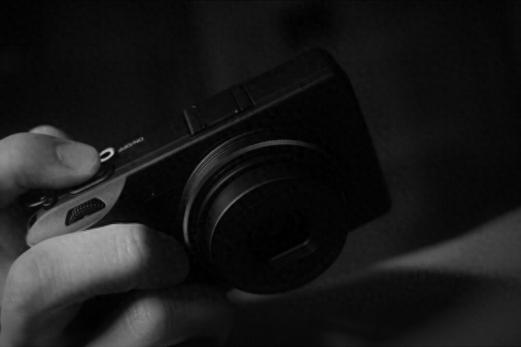 不到徠卡黑白機1/4！理光GR IV Monochrome性價比“爆棚”