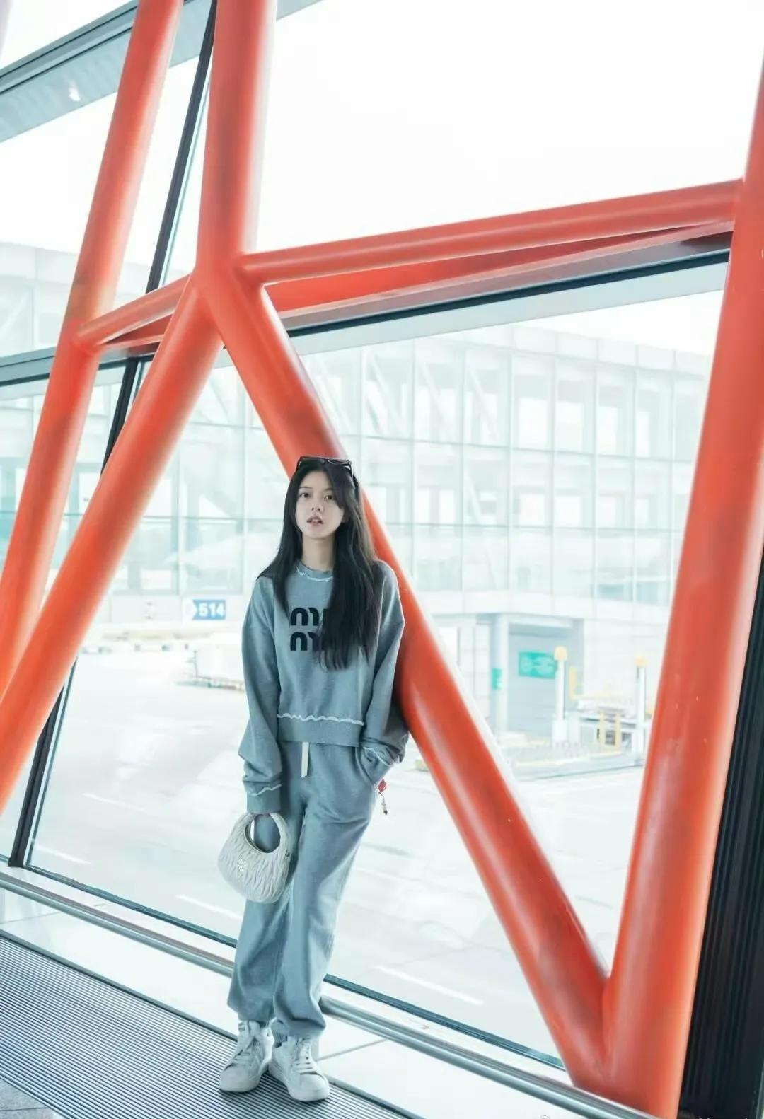 赵今麦墨镜造型超可爱