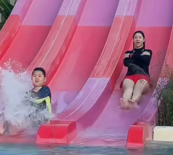 王雷一家水上乐园玩，李小萌不化妆，腿粗脸圆不像女明星
