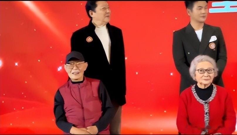 王鸥王仁君拜访曹翠芬，81岁没子女住北京，女演员跷二郎腿引热议