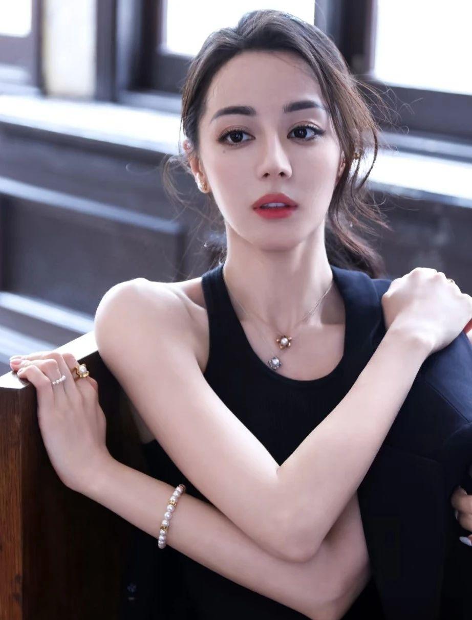 星光与尘土：迪丽热巴的七年成长手记