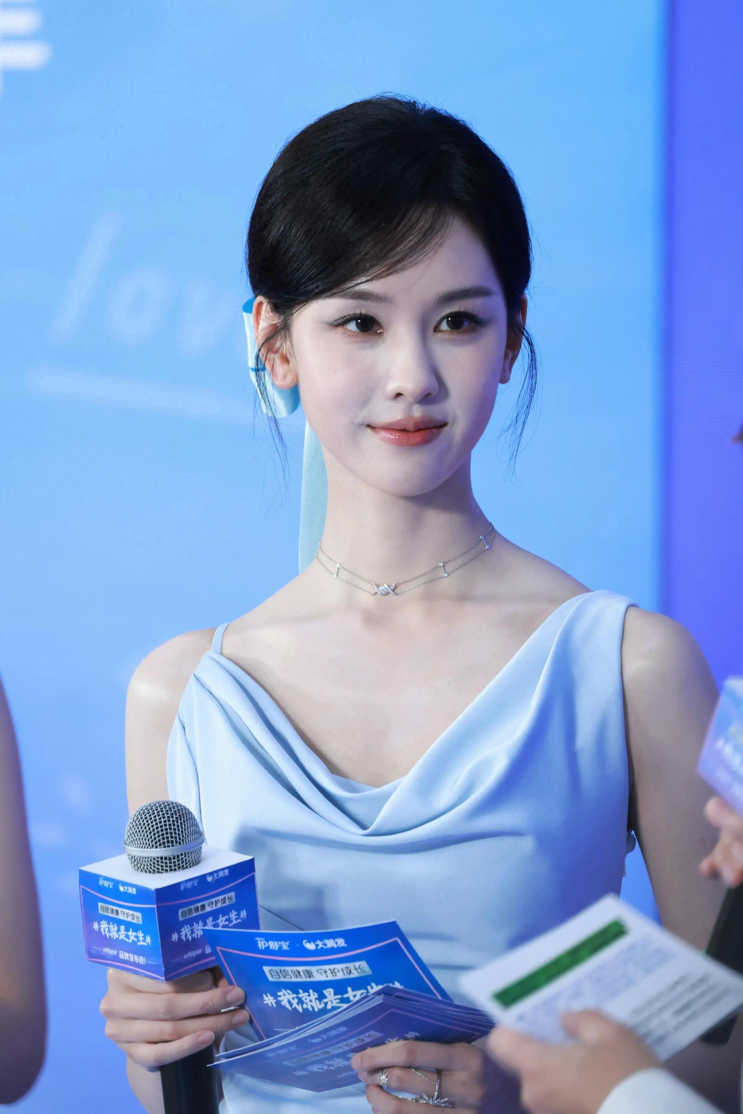 陈都灵皮肤真嫩，水光肌
