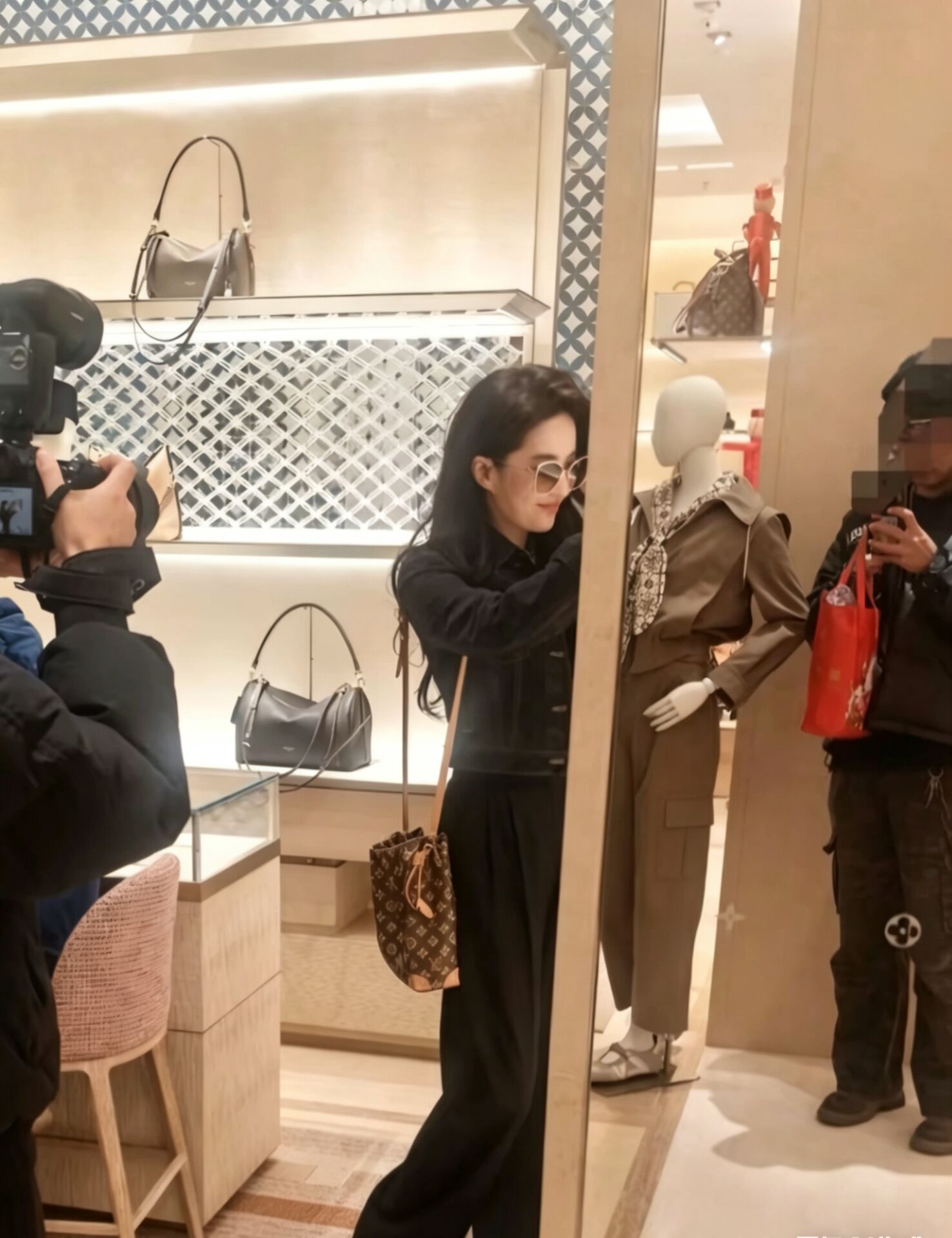 38岁刘亦菲现身三里屯LV店，集美貌与气质一身，感情生活成谜！