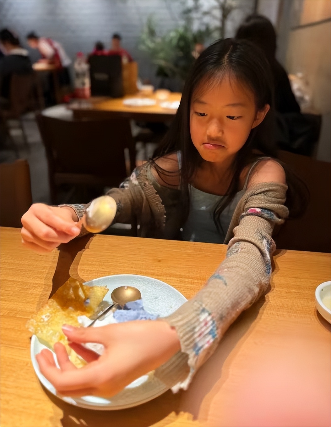 姚晨晒女儿近照，9岁茉莉长成小美女，又瘦又高超像妈妈