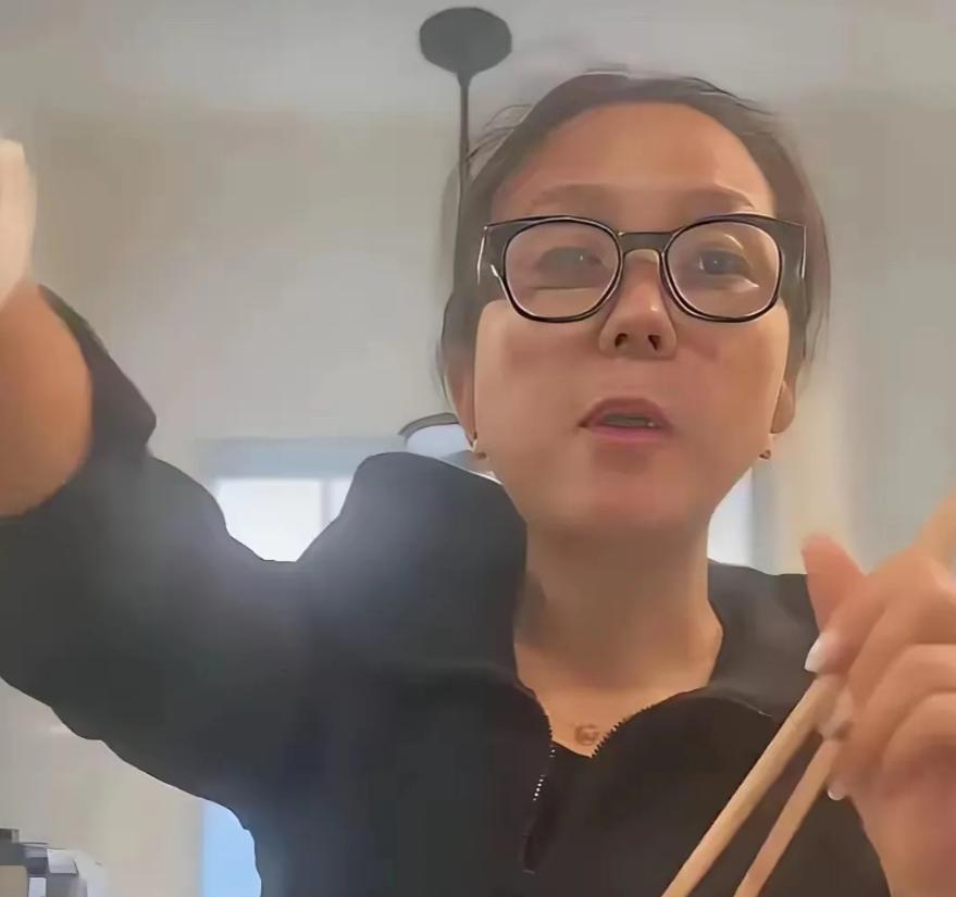 何洁谈前夫不给生活费！辞掉保姆司机一人挣钱全家花，累的像60岁