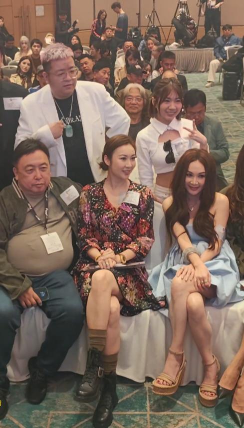 60岁温碧霞现身活动，穿公主裙皮肤紧致，45岁汪诗诗人高马大显老