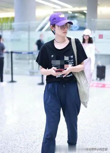 马伊琍机场私服真简约！穿字母T恤+九分裤+小白鞋，休闲又减龄