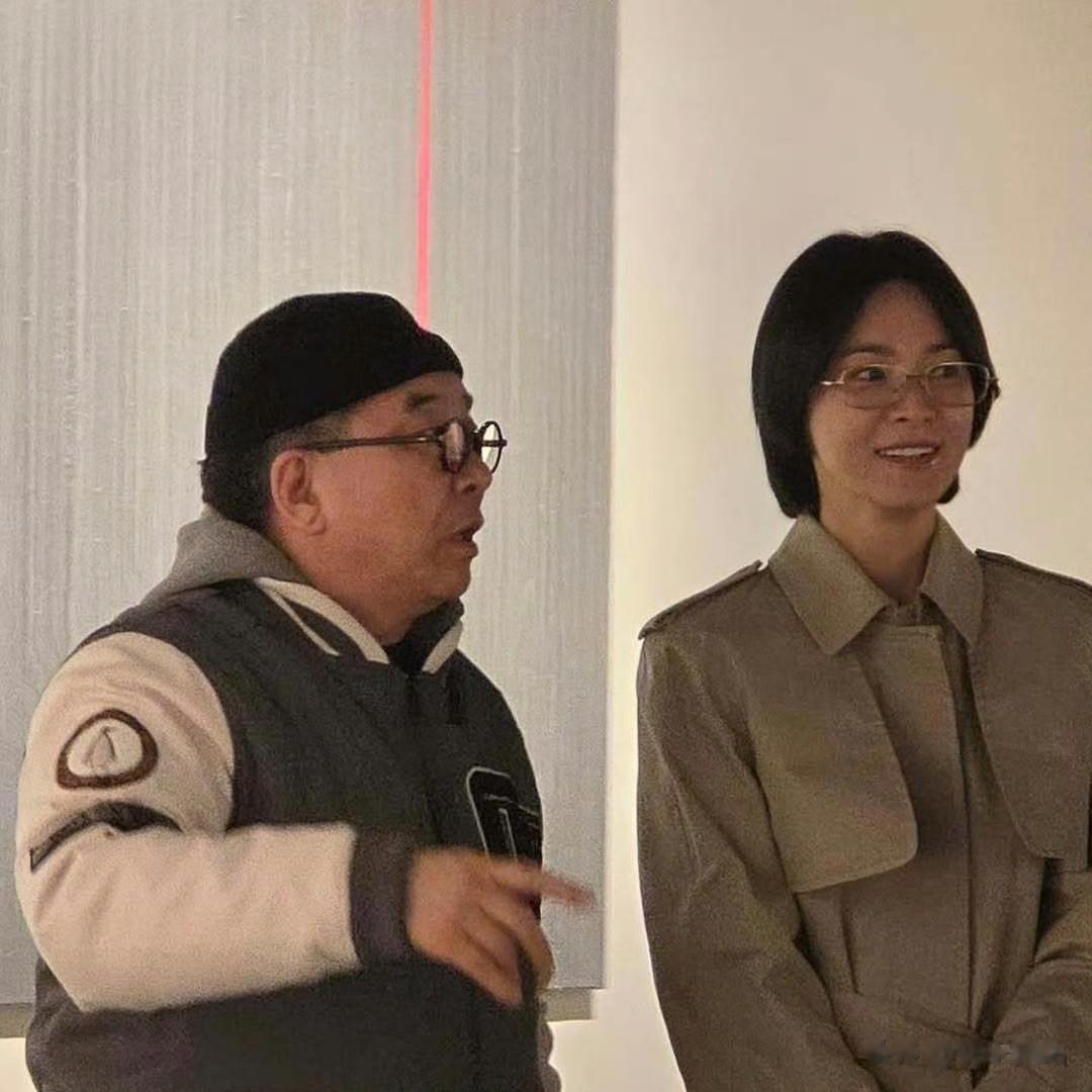 45岁宋慧乔看画展，素颜脸肿起褶，留四边齐短发，网友：老了20岁 ?