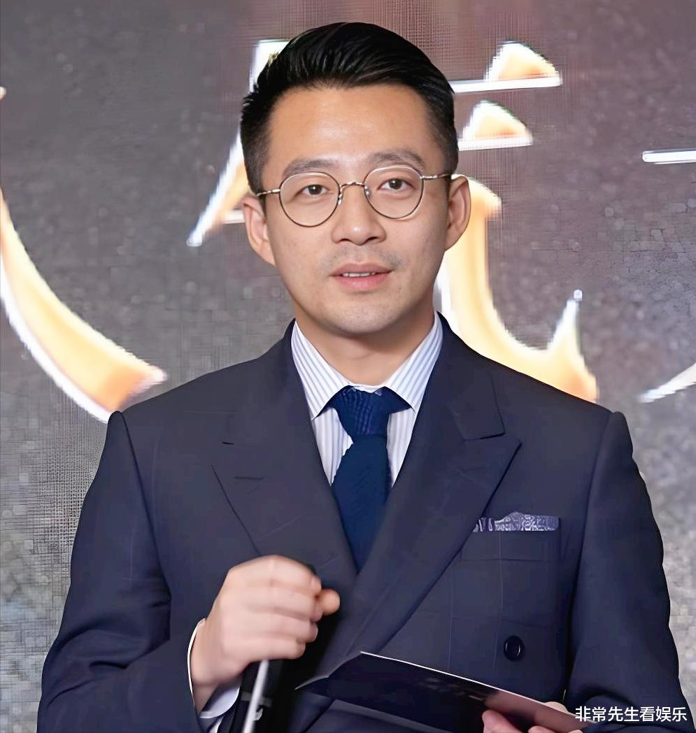 大S忌日太热闹！遗照热烈明媚，百人大合影，葛斯齐怒斥都是骗子