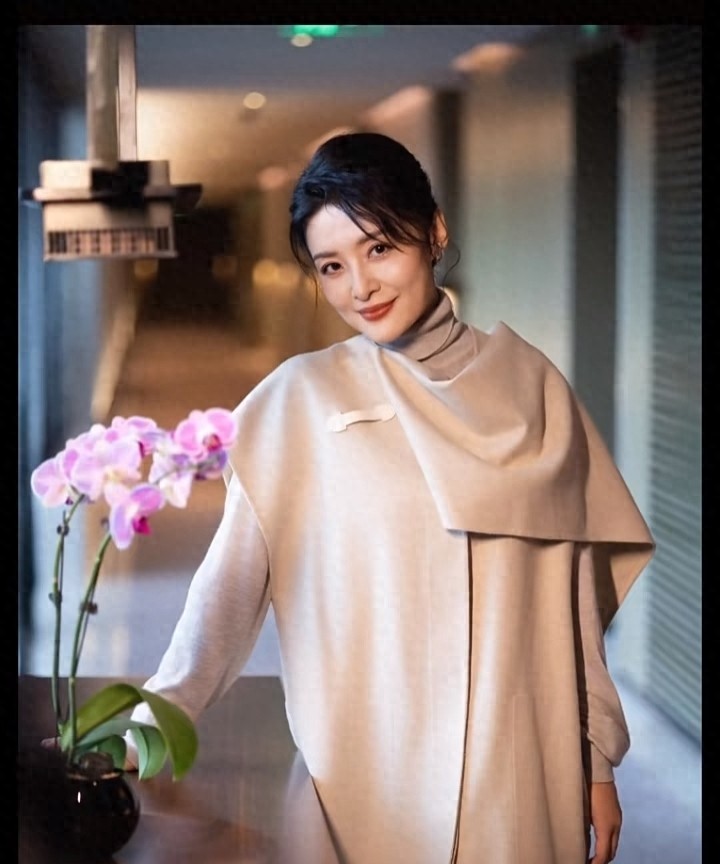 周涛现身线下活动，浅米色风衣搭盘发，从容优雅自带柔光