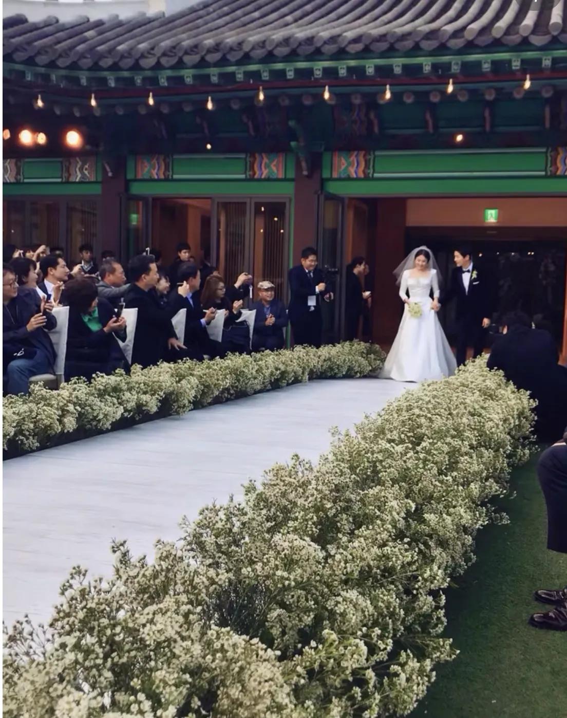 玉泽演婚礼现场图曝光,他看妻子眼神拉丝,宾客不多,只摆了几桌