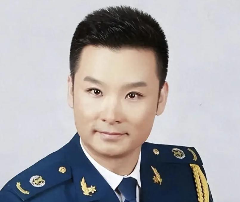 他是著名歌唱家,娶小10岁选美冠军当娇妻,48岁儿女双全