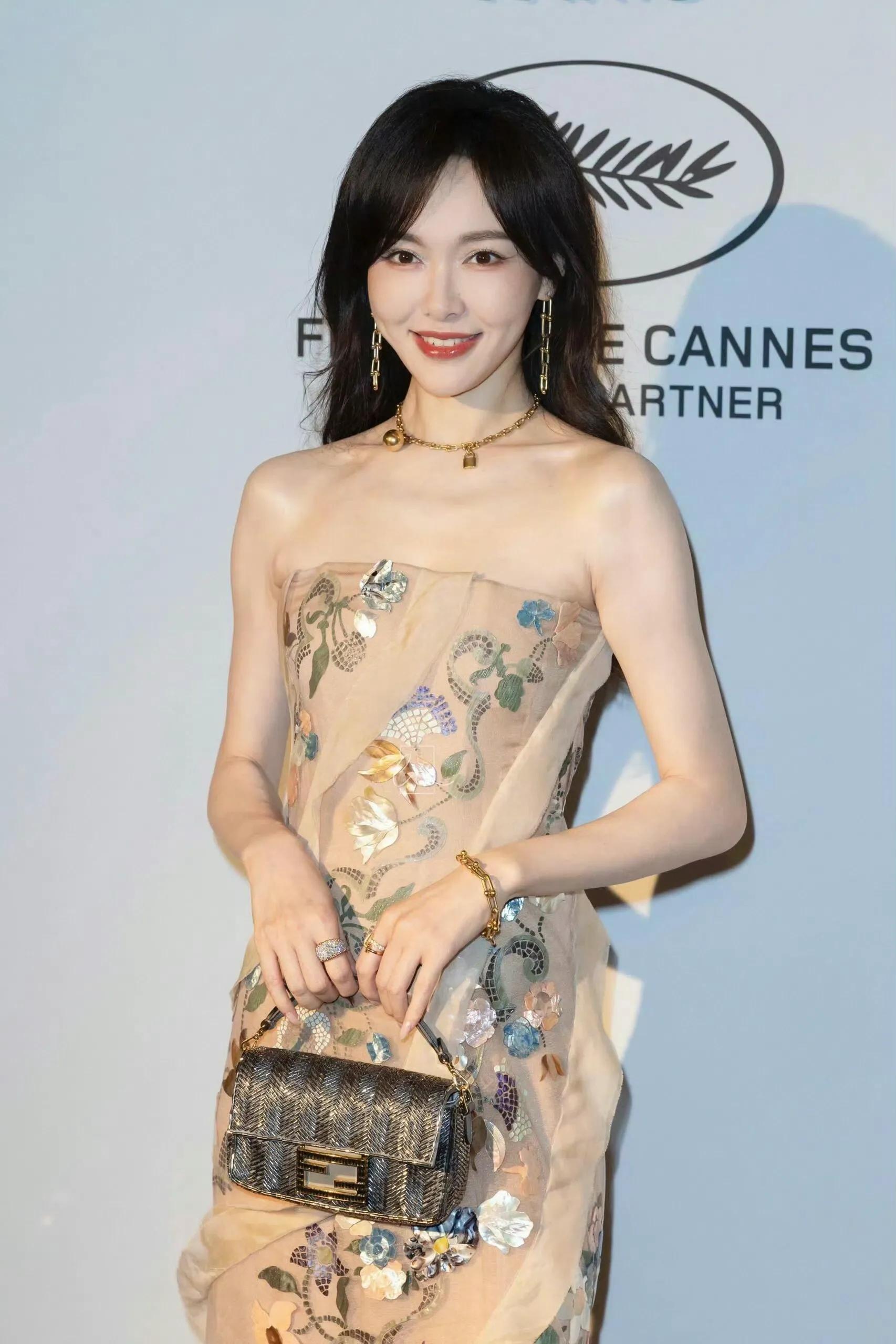 唐嫣紧身衣服很显身材