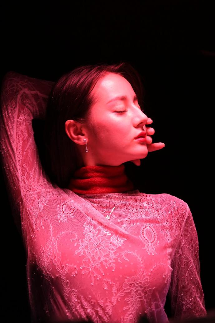迪丽热巴这身材搭配红光渲染好强，网友：教科书级别的表情管理。
