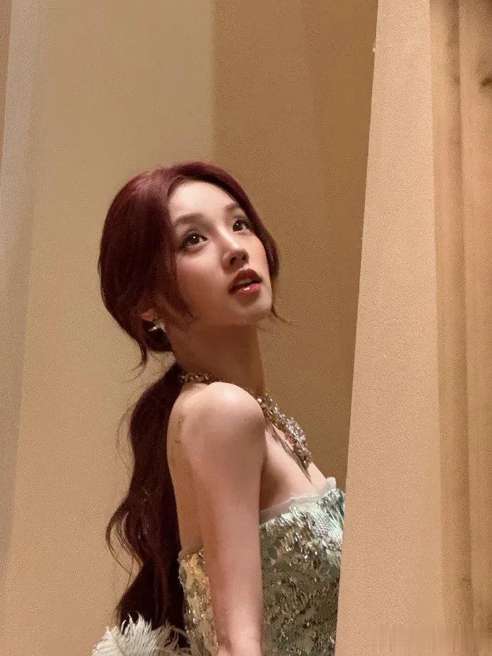 宋雨琦 浅绿抹胸羽毛礼服 高贵中带着优雅