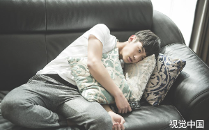 妻子竹马是心理咨询师，为了给他拉病患，她往女儿房中扔毒蛇让女儿应激