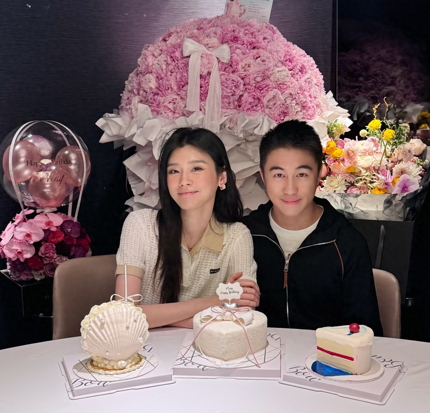 奚梦瑶和好友吃饭被偶遇，她素颜睫毛好长，头发看起来就像有钱人