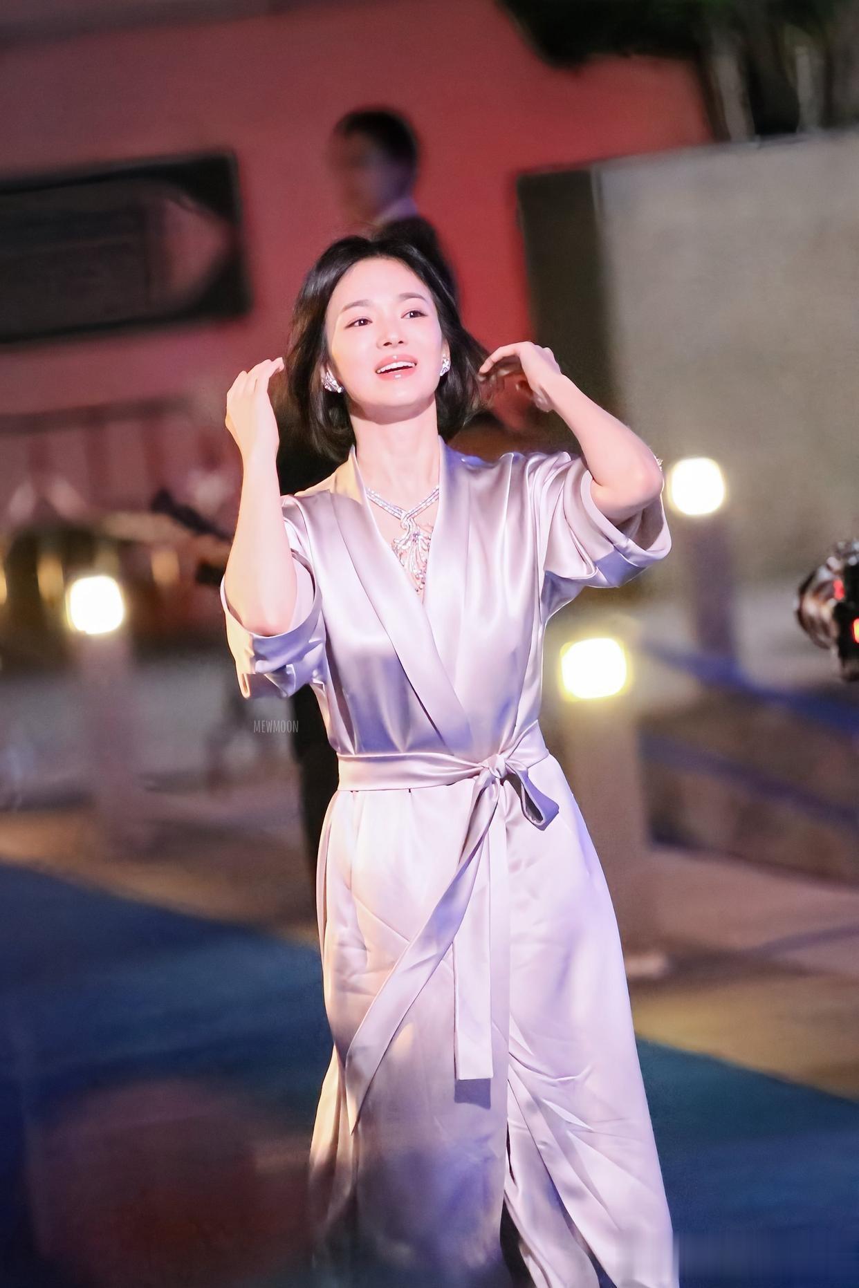 宋慧乔活动美图,干练短发缎面丝质长裙,优雅气质迷人。