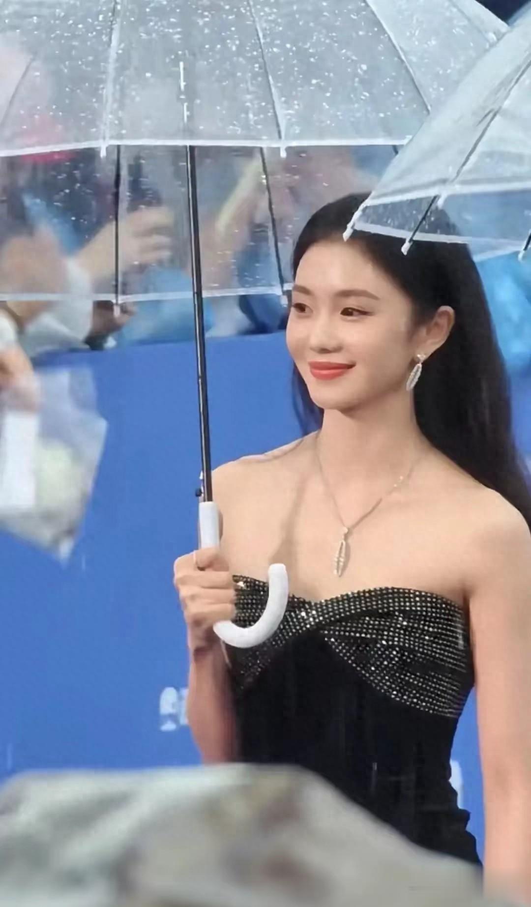 刘浩存北影节雨中封神，抹胸长裙优雅灵动，温柔细节才是杀手锏