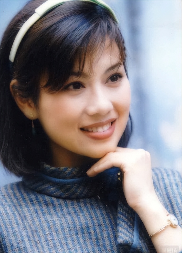 55岁陈松伶开演唱会，裙子开叉到大腿，和张铎贴身摸腿热舞