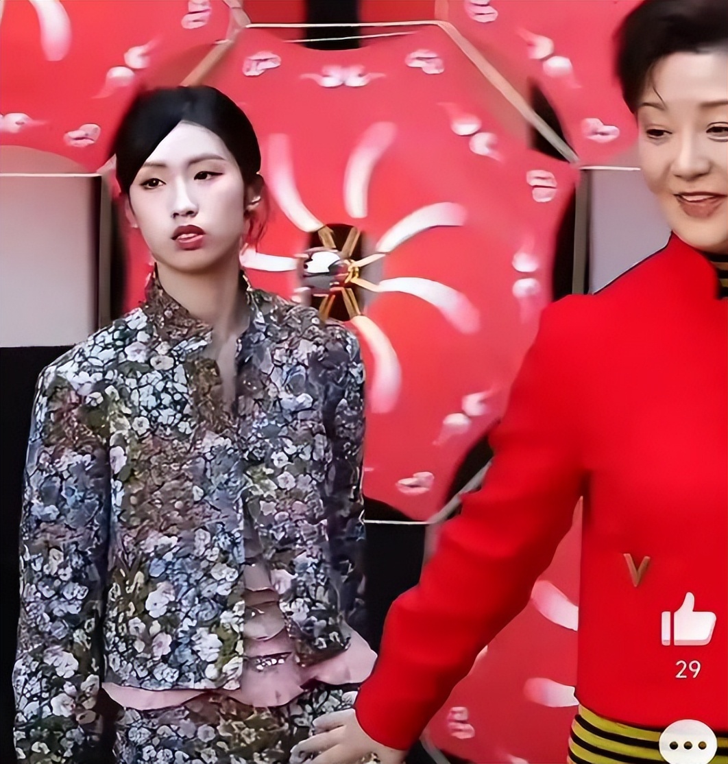 与徐帆离婚传闻仅7月,冯小刚贴脸养女徐朵,荒唐的事还是发生了