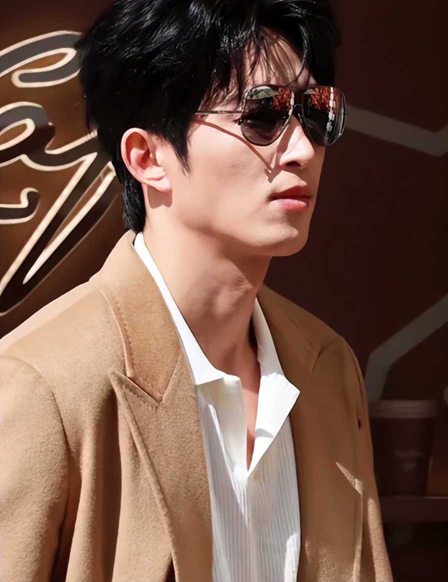 短剧演员生图现原形，嘴歪脸肿像发面馒头，弯腰驼背沧桑感十足