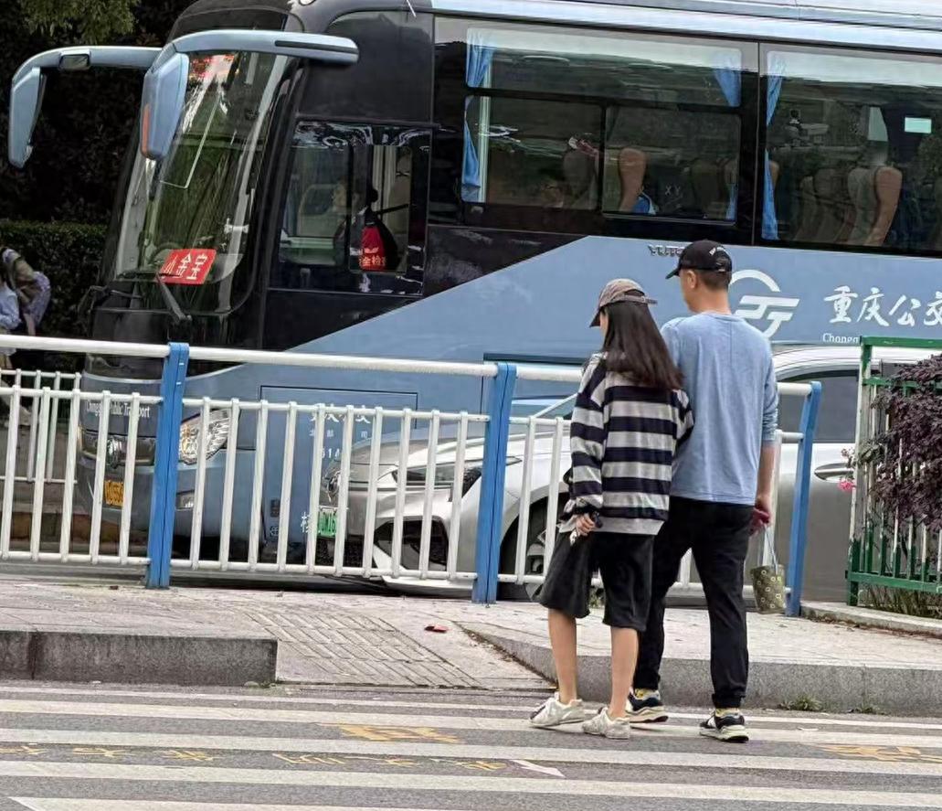 任重夫妇挽手散步被偶遇，41岁孙骁骁年轻漂亮，脚踝纤细真人好瘦