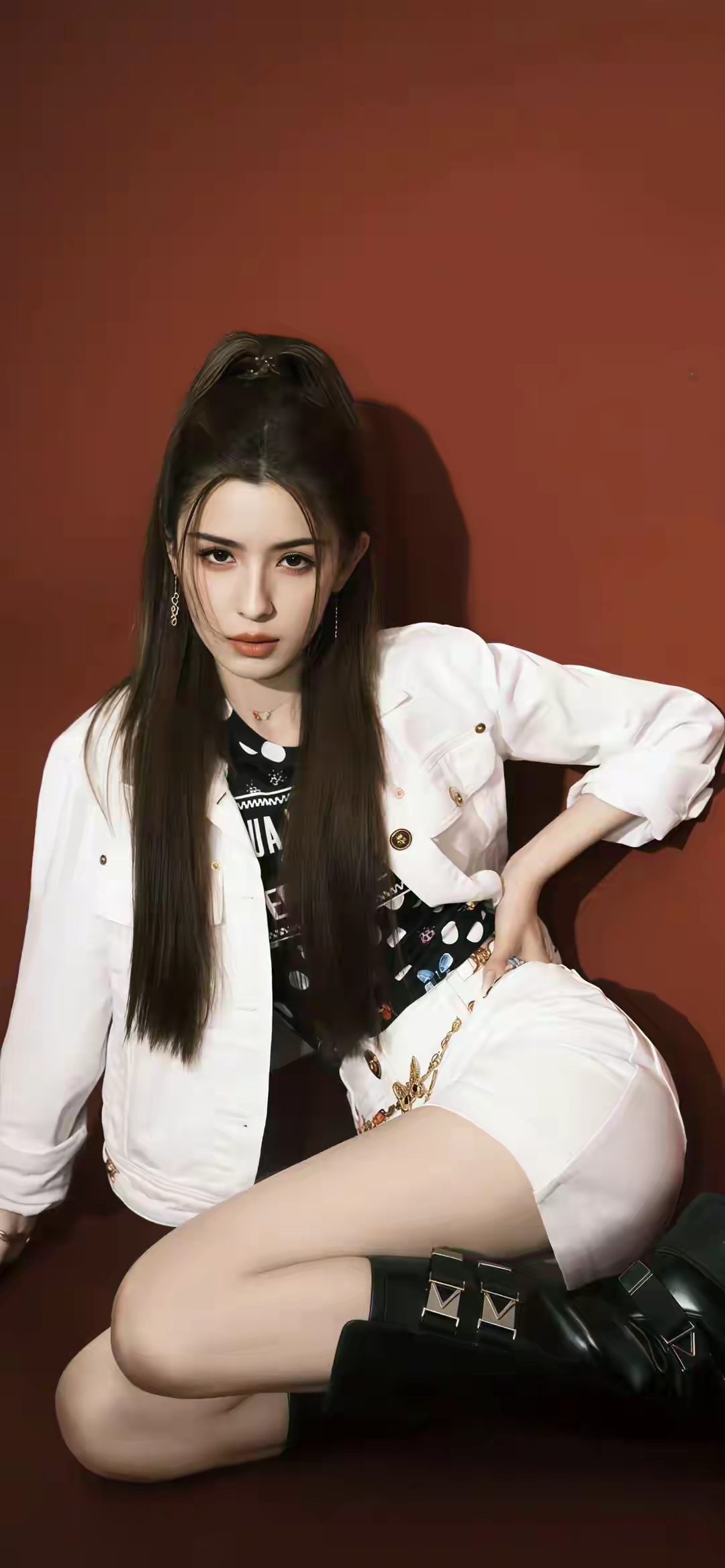 哈妮克孜 白短裤黑靴，甜酷随行