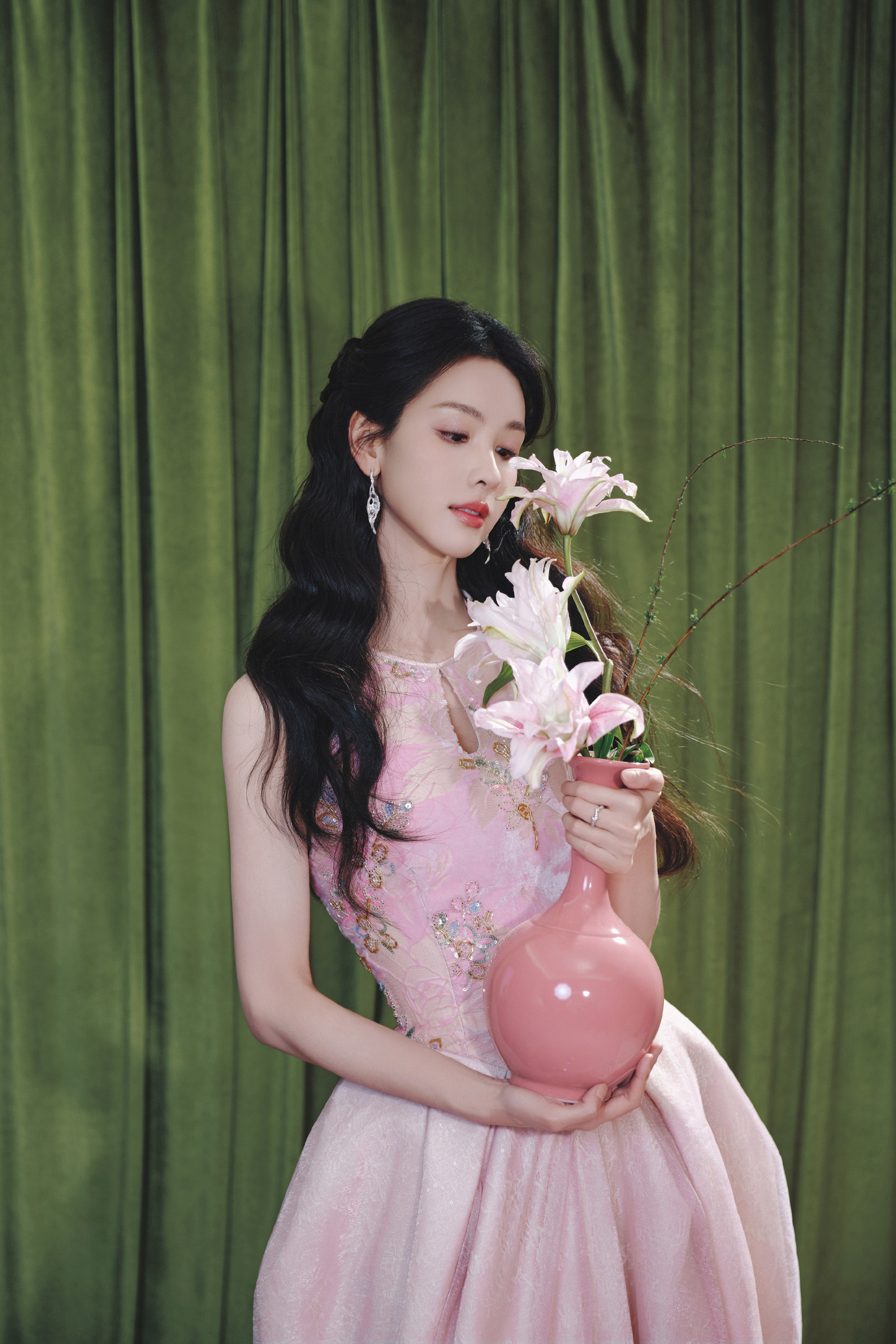 陈都灵粉红抹胸连衣裙