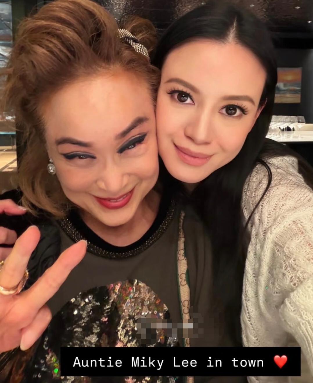 真社交达人！林恬儿与三星创始人孙女合影，两人脸贴脸关系熟稔