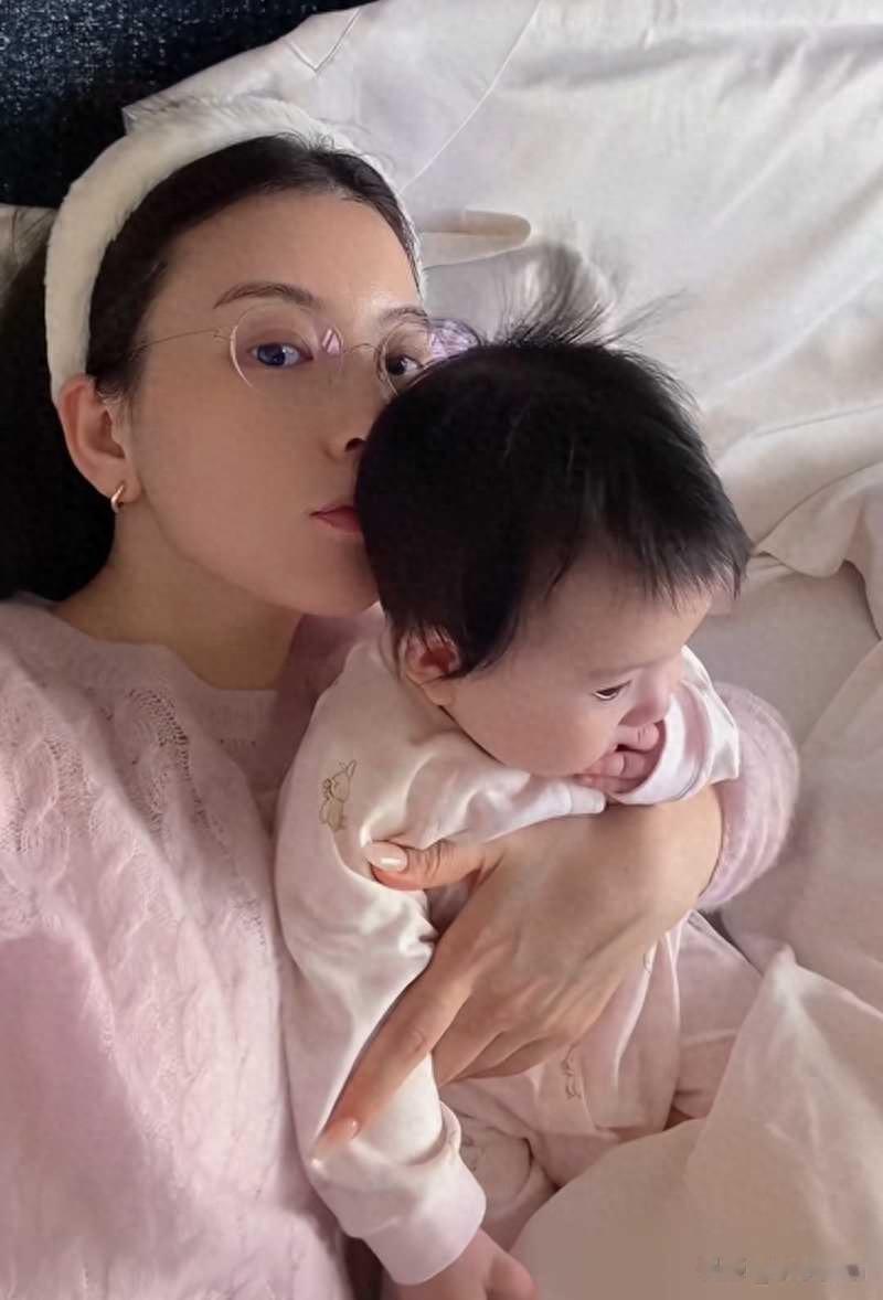 方媛高调晒三胎女儿，5个月的郭咏心头发浓密，耳垂很大颇有福相 ?