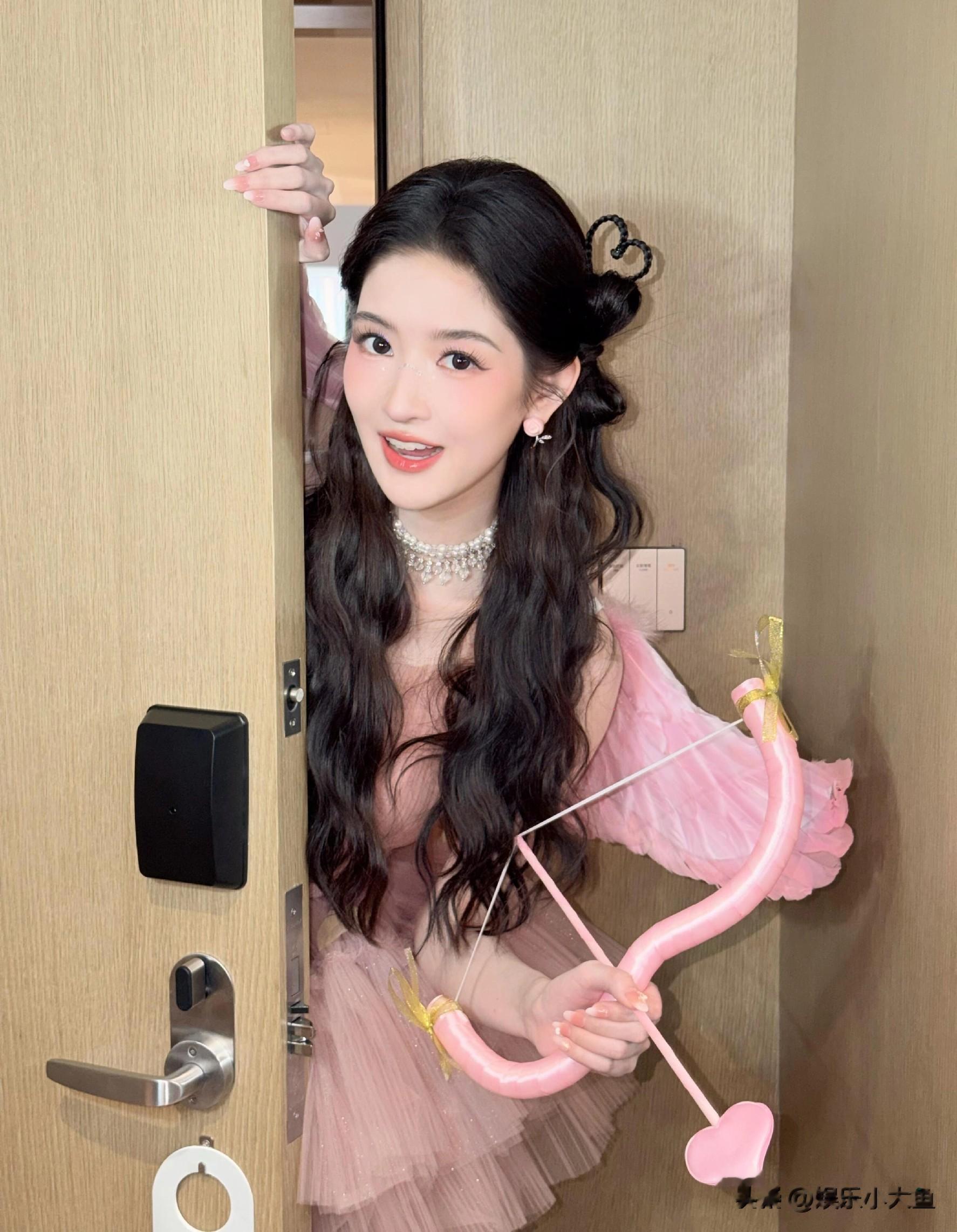 王玉雯小年分享美照，穿粉色公主裙，美得像童话里的主角！