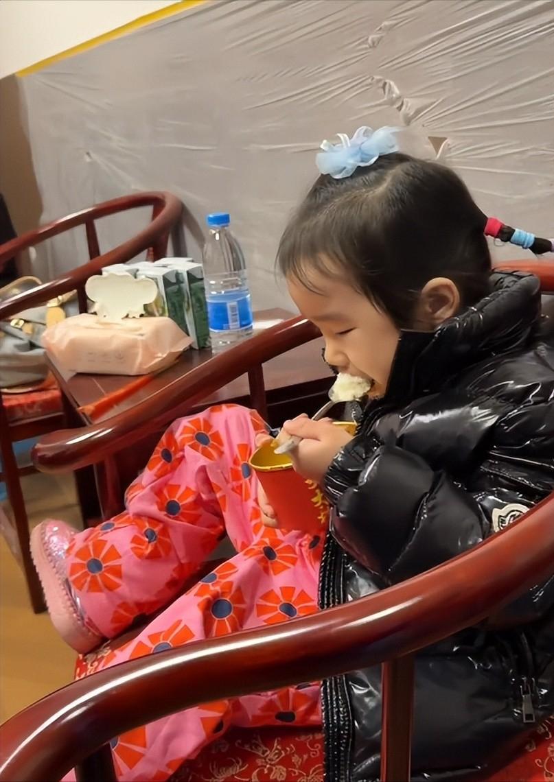 李亚鹏父女云南团聚!海哈金喜母女去他民宿度假,不复婚也很亲!