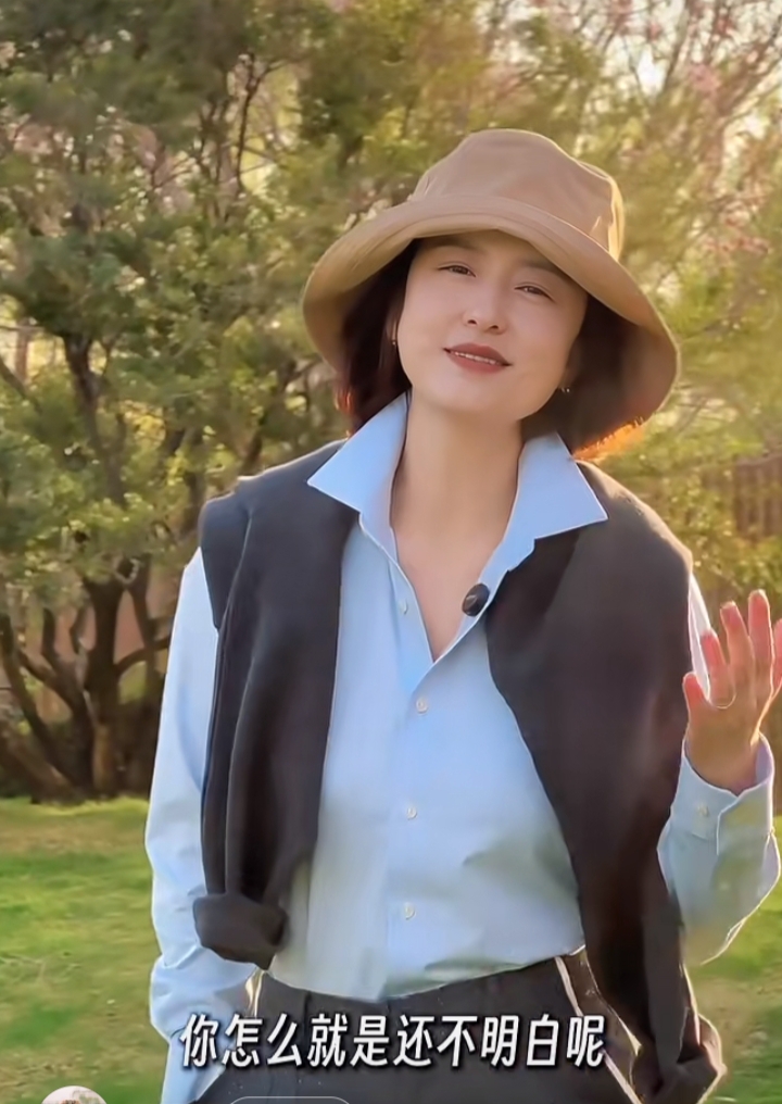 张蕾分享人生感悟，简约穿搭知性优雅，短发造型更显温婉大气